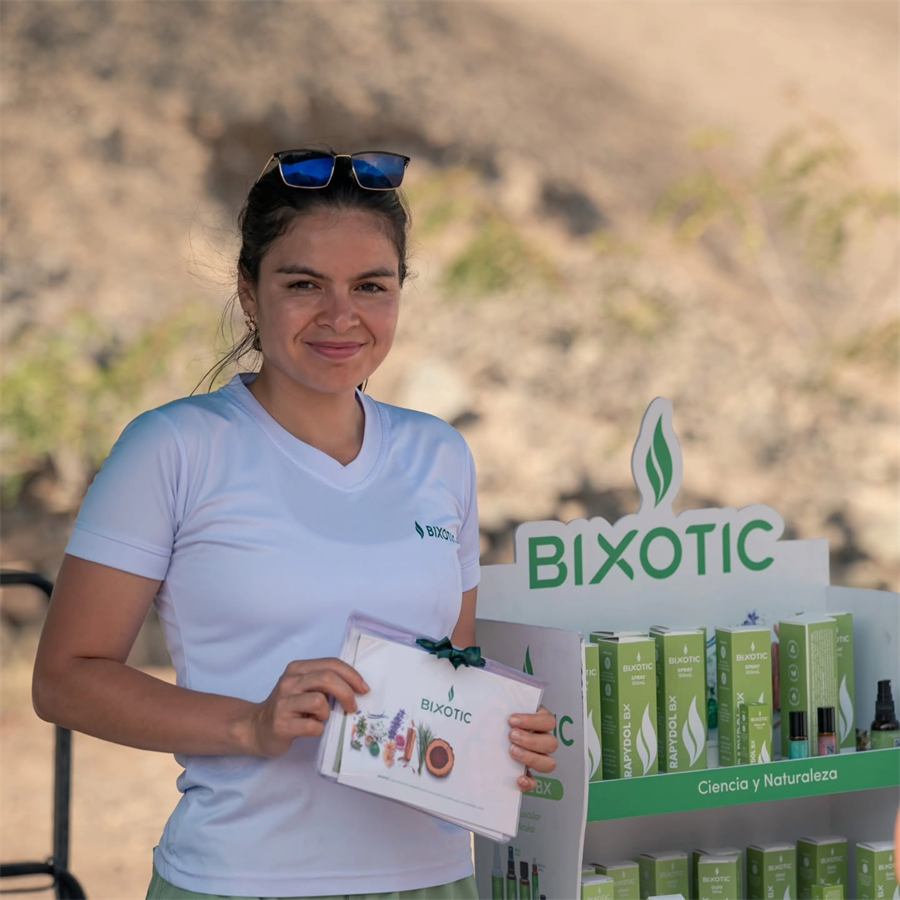 Anfitriona de marca atendiendo su stand de producto en el campamento base