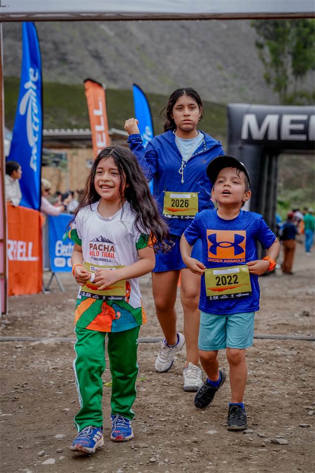 Niños corriendo hacia la meta del 3 K Kids