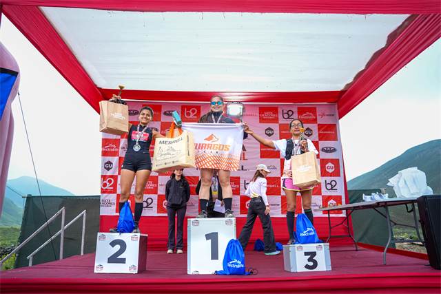 Premiación de una de las distancias en el estrado oficial