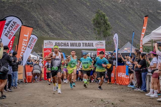 Grupo numeroso de corredores avanzando por la trocha tras la partida