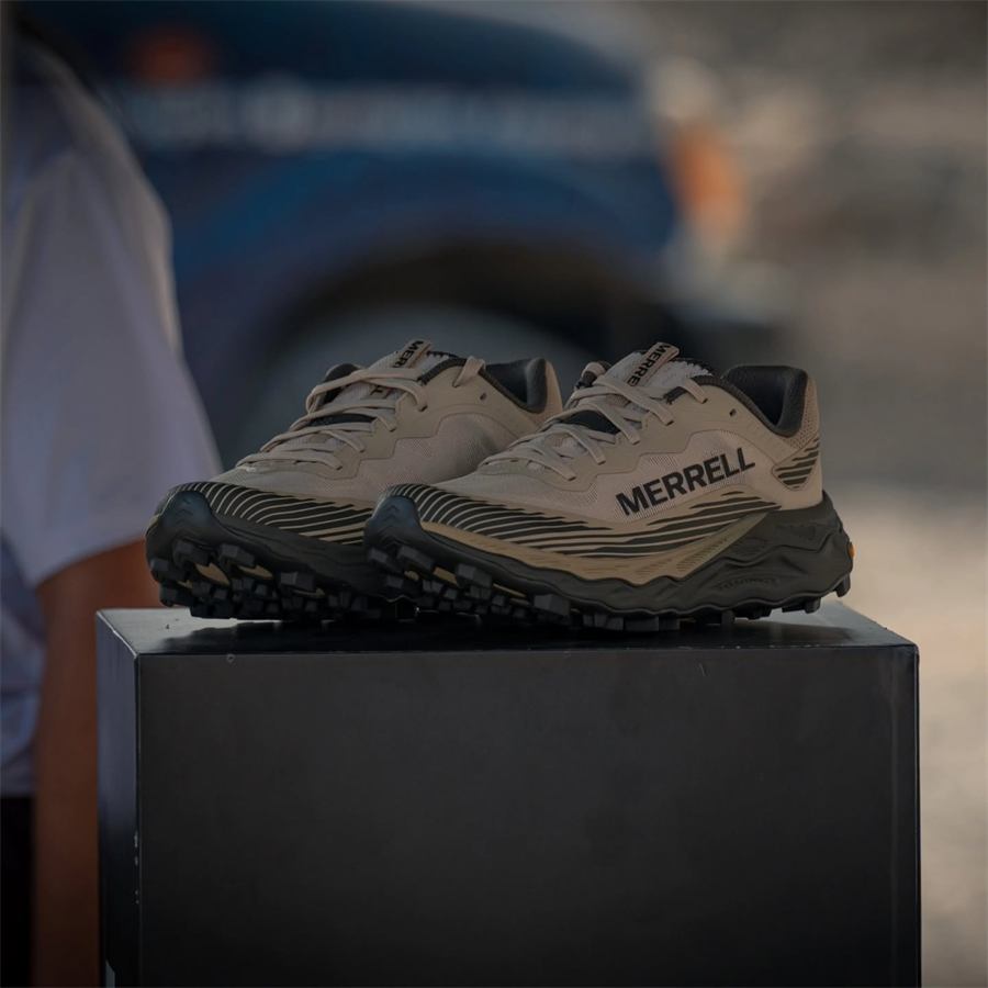 Zapatillas de trail exhibidas sobre un pedestal en el campamento base