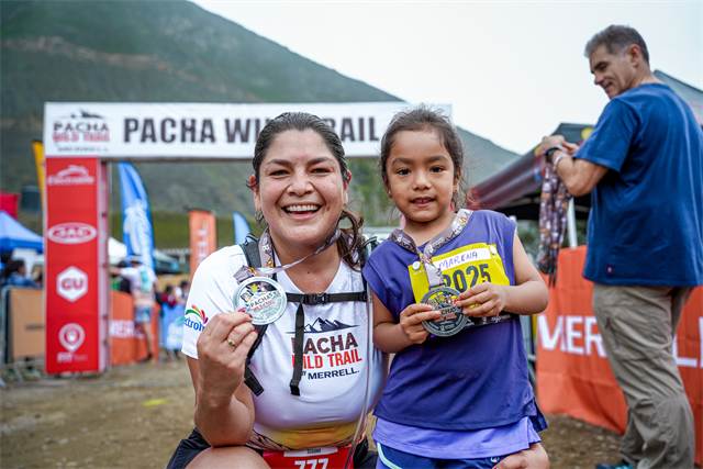 Madre e hija mostrando juntas sus medallas de finisher
