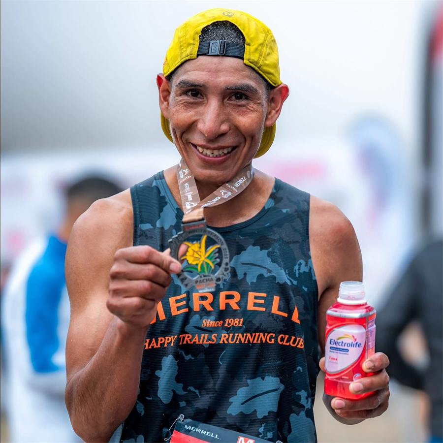 Corredor mostrando su medalla de finisher de la Winter Season
