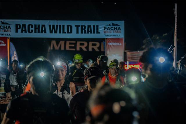 Grupo de corredores nocturnos iluminados solo por sus frontales