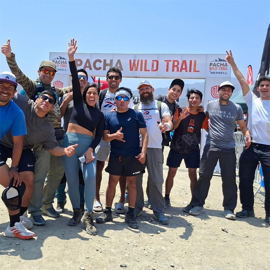 Grupo de corredores posando bajo el arco de Pacha Wild Trail