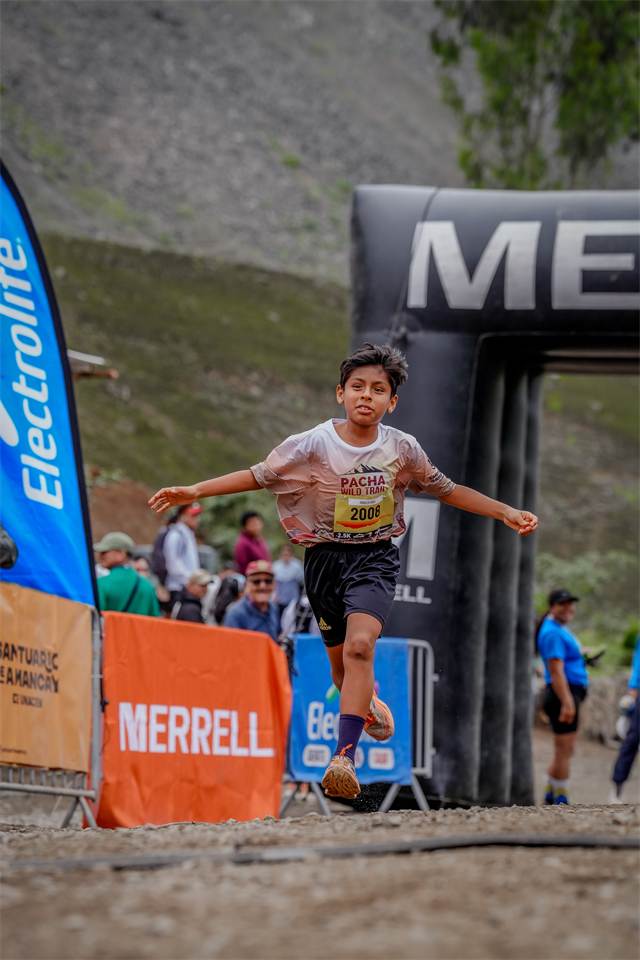 Niño saltando de alegría bajo el arco de partida
