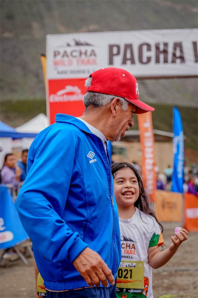 Abuelo acompañando a su nieta en la llegada