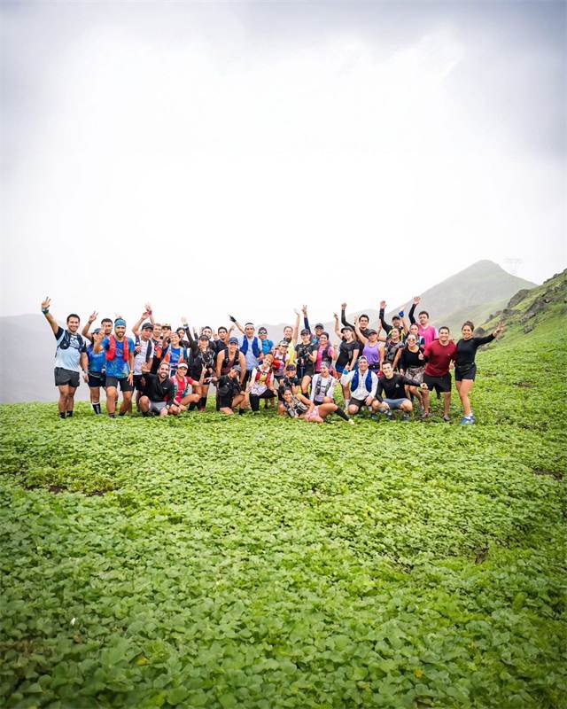 Grupo de corredores celebrando sobre un campo verde