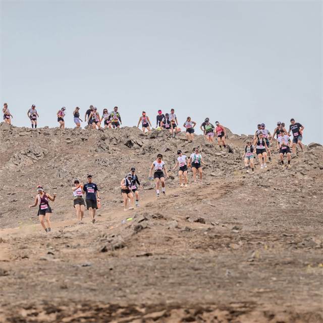 Corredores bajando una cresta de roca seca