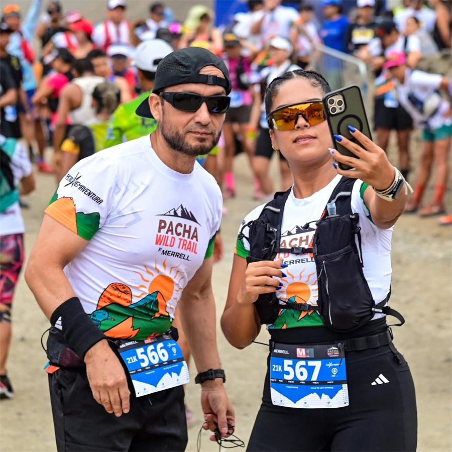 Dos corredores con dorsales de 22 K antes de la partida