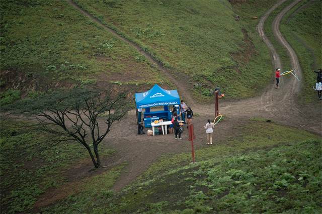 Estación de hidratación montada en plena quebrada verde