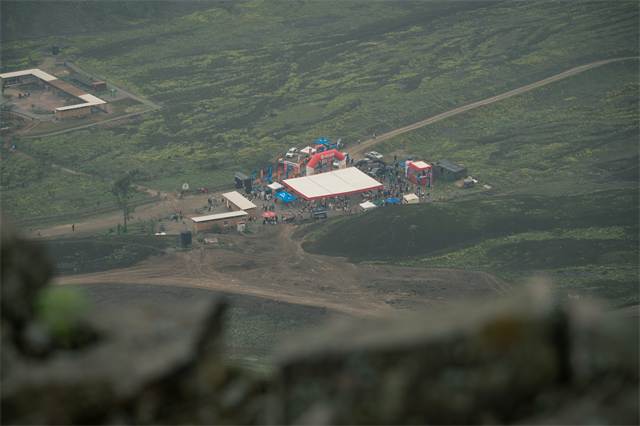 Campamento base montado en la quebrada, visto desde lo alto del cerro