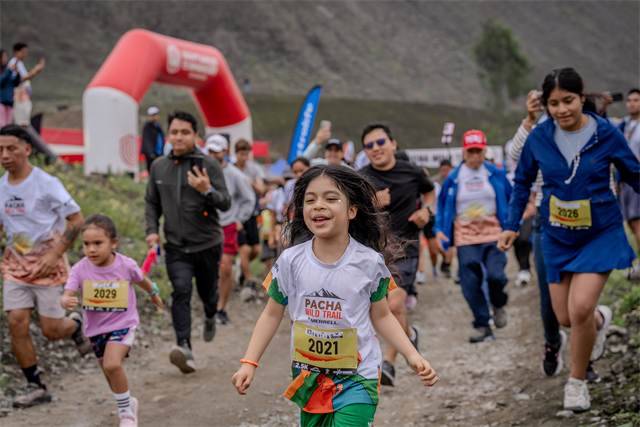 Niños corriendo hacia la meta con sus dorsales