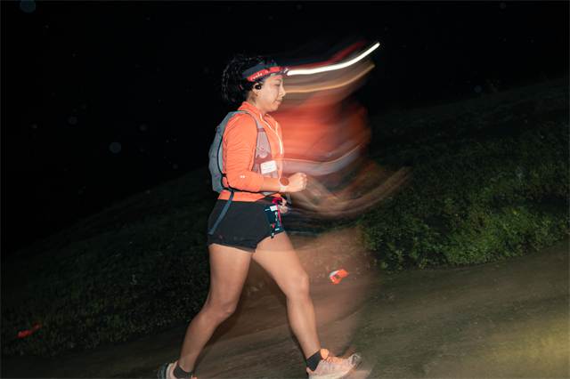 Corredora en movimiento captada en larga exposición durante la nocturna